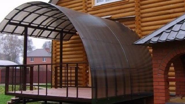Пристройка веранды, террасы из поликарбоната пристроенная и сделанная своими руками к дому, фото