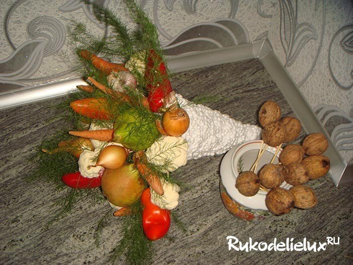 Новогодний букет из сухофруктов и орехов