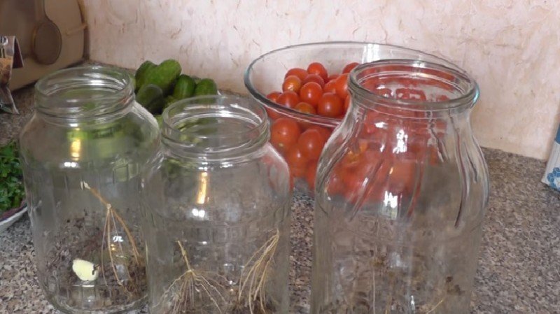 Ассорти из огурцов и помидоров на зиму самый вкусный рецепт