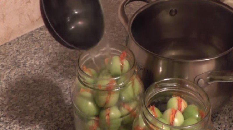 Зелёные помидоры с чесноком и зеленью без закатки острые в кастрюле