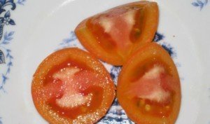 Спелый помидор в разрезе