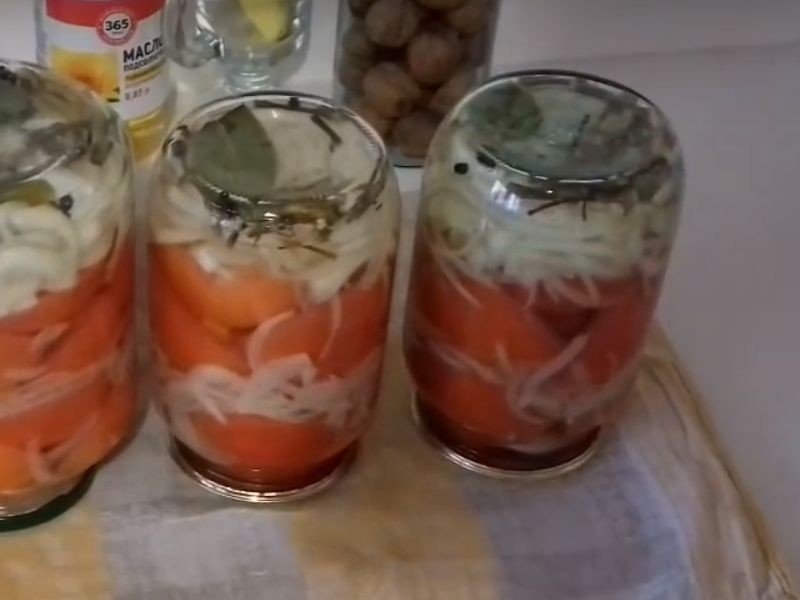 Резаные помидоры с луком на зиму