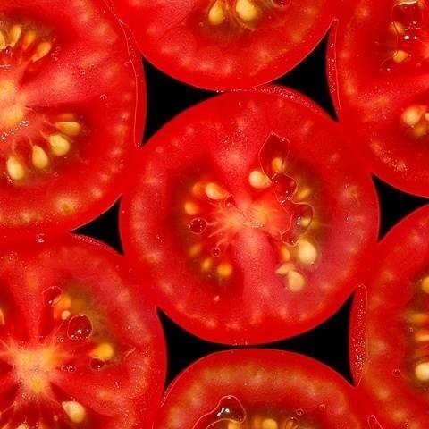 Сочные разрезанные помидоры