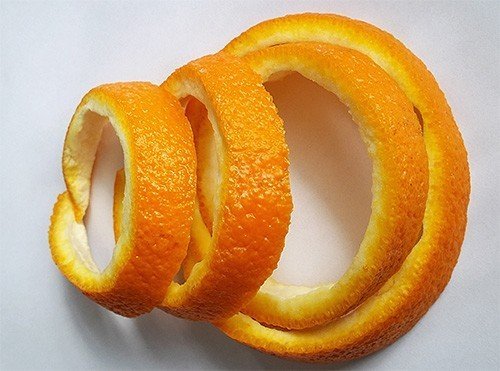 Выжимки апельсина на белом фоне