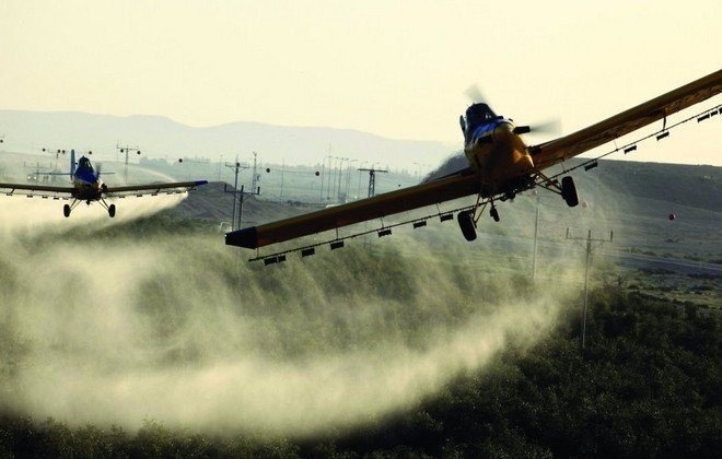 Распыление пестицидов с самолета