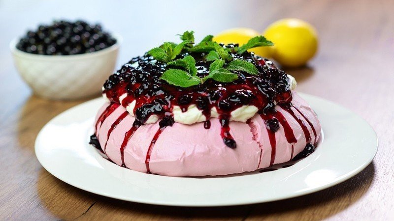 Павлова десерт с черной смородиной