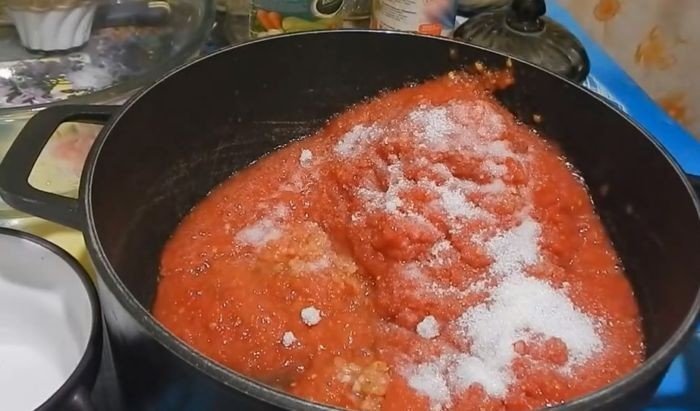 Аджика из помидор и чеснока рецепт классический без варки