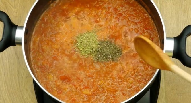 Кабачковая икра с томатным соусом