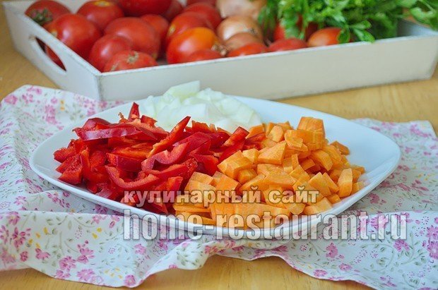 Красиво нарезать помидоры в греческий салат