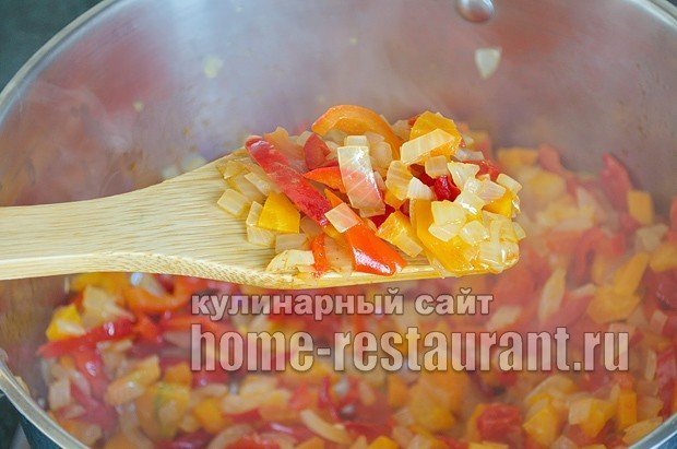 Макароны с тушенкой и овощами на сковороде
