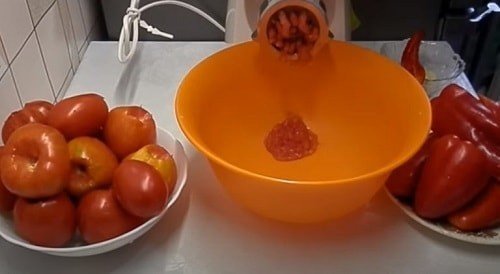 В кастрюлю выложите получившееся пюре из помидор и болгарского перца