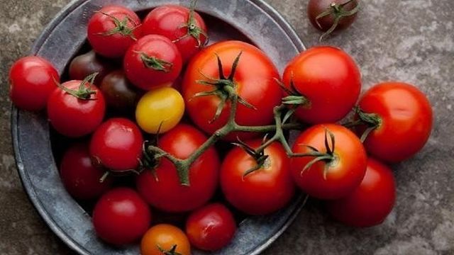 Лучшие рецепты, как заготовить на зиму консервированные помидоры с красной свеклой
