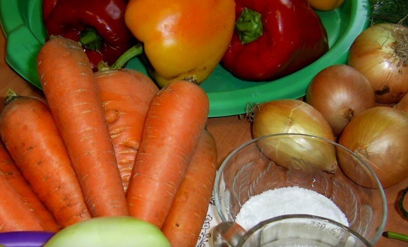 Овощи нарезанные для лечо