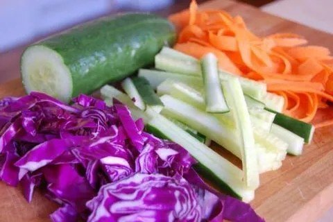 Салат с фиолетовым луком и огурцом на зиму