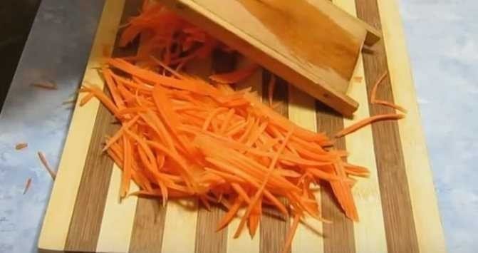 Нашинковать морковь тонкой соломкой