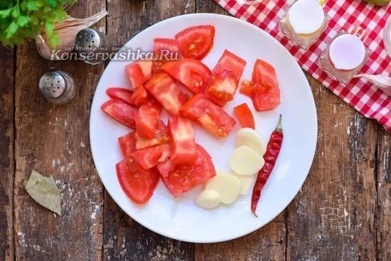 Салат с перцем чили и помидорами