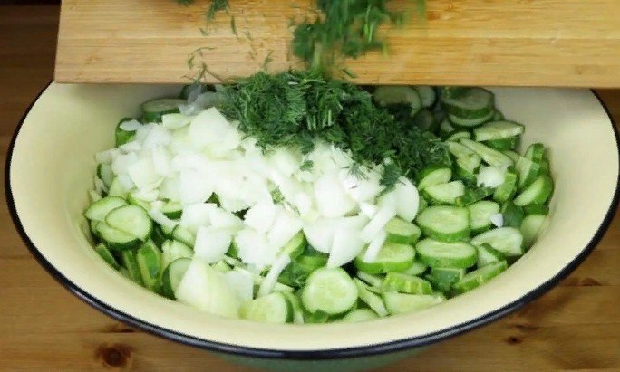 Салат из огурцов с луком на зиму