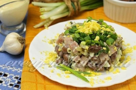 Салат с фасолью ветчиной и солеными огурцами