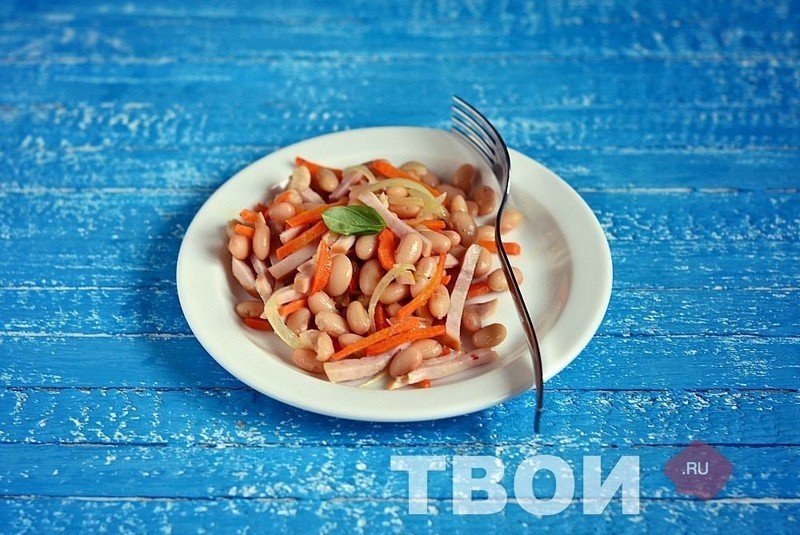 Салат с кириешками и фасолью и морковкой по корейски