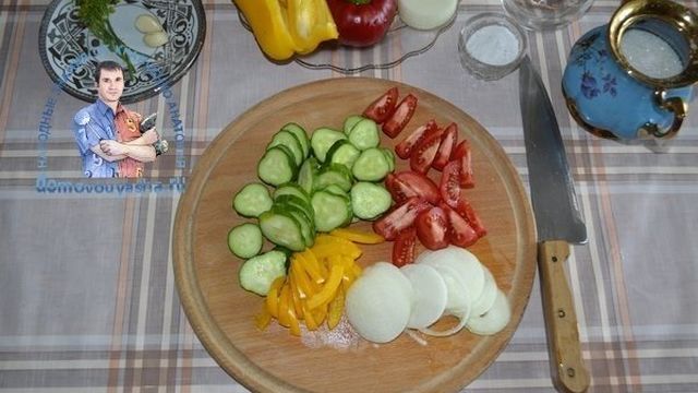 Салат слоями огурцы, помидоры, лук, перец, на зиму