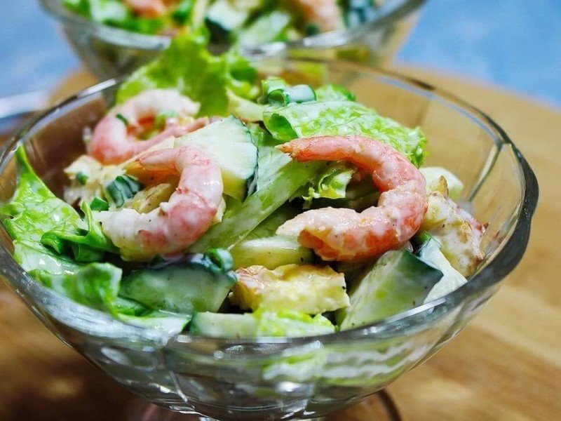 Салат коктейль с морепродуктами и авокадо