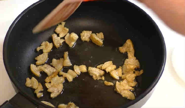 Куриное филе нарезать и обжарить на разогретой сковороде