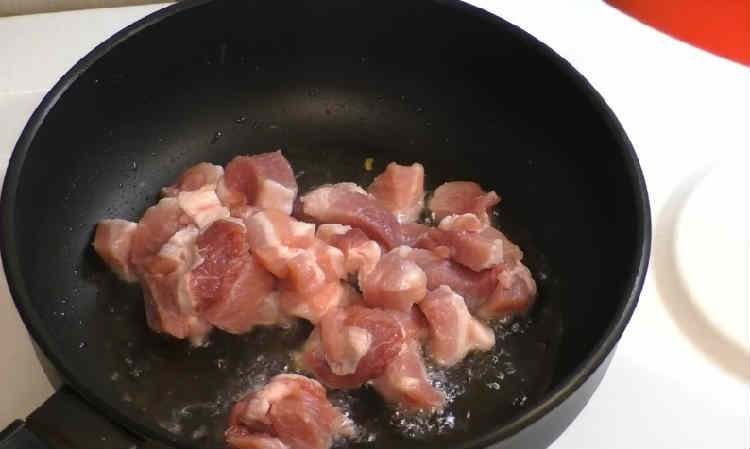 Свинина с капустой и картошкой тушеная на сковороде