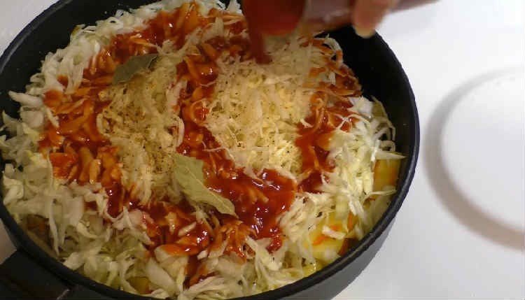 Тушёная капуста с колбасой на сковороде с томатной пастой