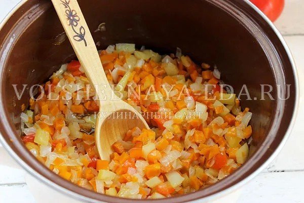 В кастрюлю с горохом добавляем морковь кубиками и лук