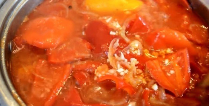 Лечо из болгарского перца с томатным соком луком и морковью