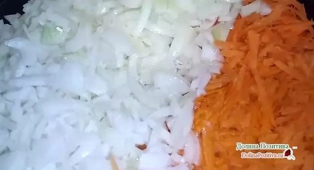 Обжарим мелко нарезанный лук и натертую морковь