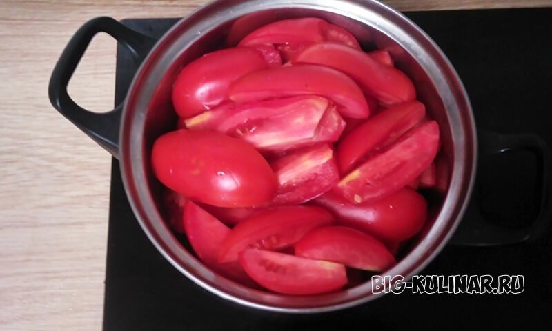 Салат из помидор из свежих огурцов в томатном соусе