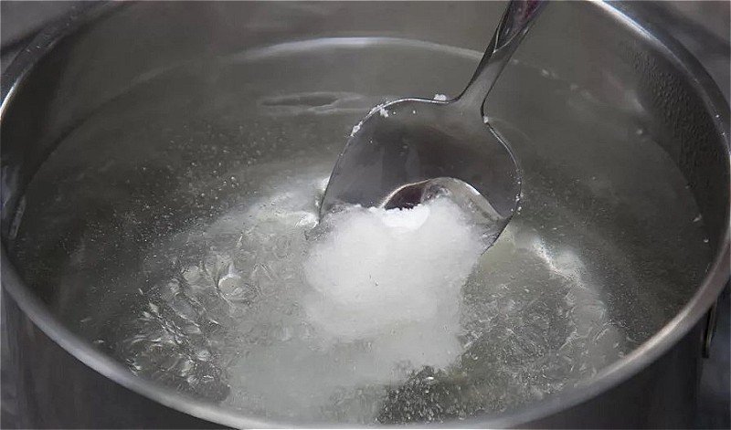 Соленая вода в кастрюле