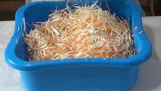 Салат с капустой и морковью с уксусом и сахаром