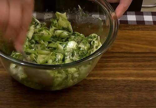 Салат из свежей капусты с огурцом