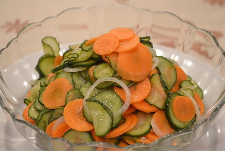 Салат из моркови и огурцов «аромат лета»