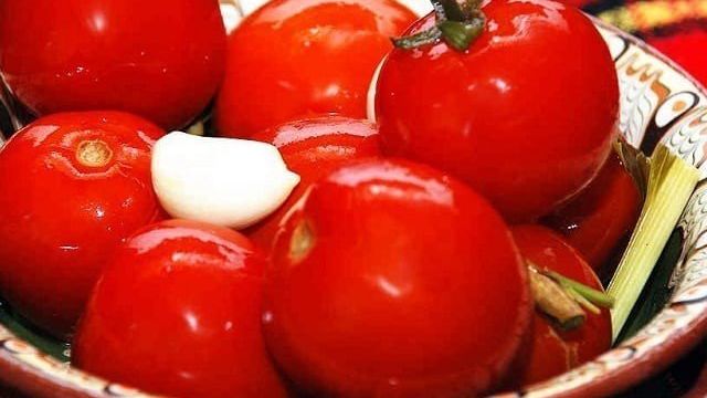Как правильно приготовить соленые помидоры в банках «Как бочковые» холодным способом