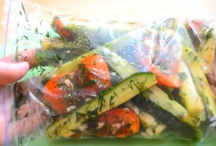 Салат в пакете из огурцов кабачков и помидоров