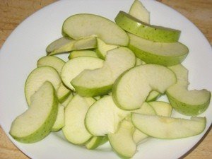 Яблоки нарезанные ломтиками на тарелке