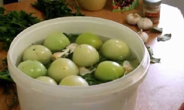 Малосольные зеленые помидоры в кастрюле