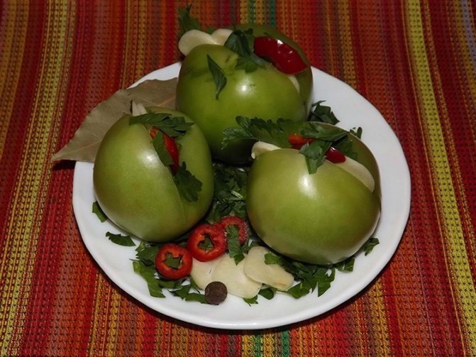 Зеленые помидоры нашпигованные чесноком