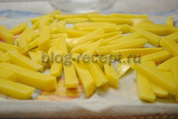 Картофель порезанный соломкой в духовке