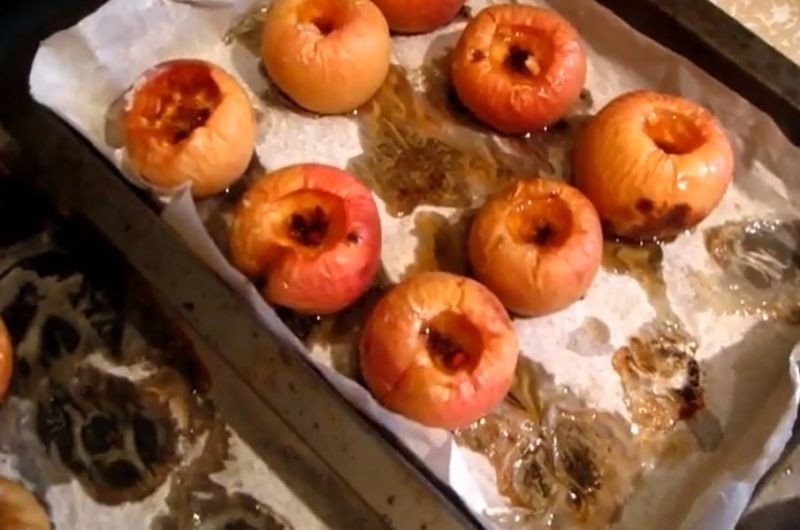 Запечённые яблоки в духовке для гастрита