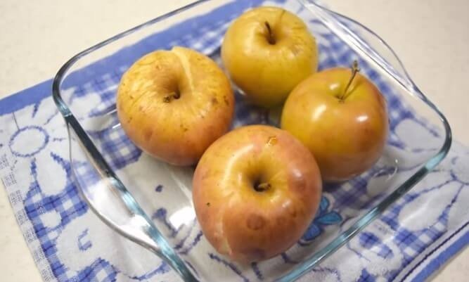 Порезанные яблоки в духовке