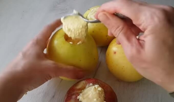 Тертые яблоки запеченные с орехами
