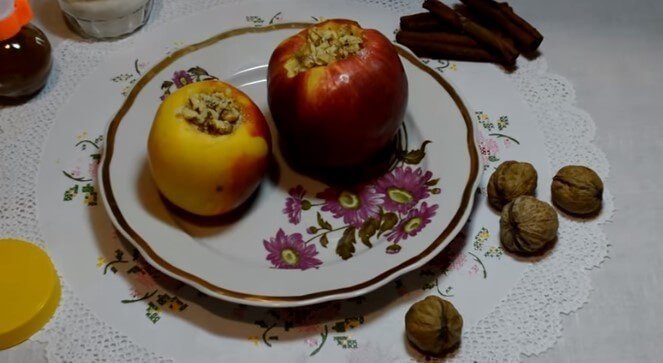 Запеченные яблоки с грецким орехом и медом