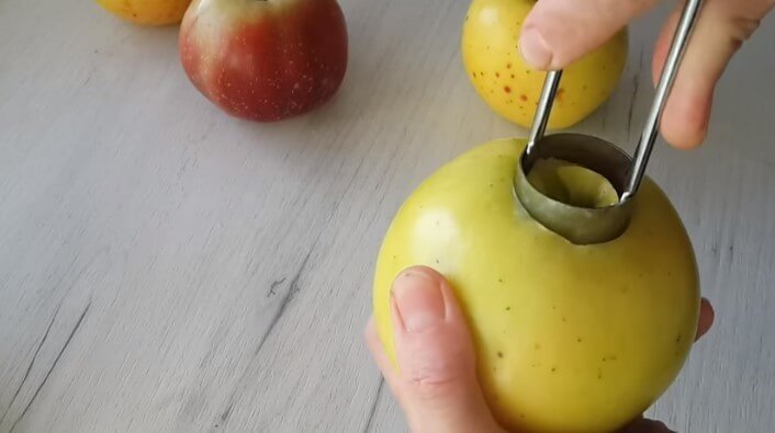 Запечённые яблоки дольками в духовке