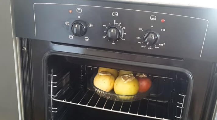 Запечённые яблоки в духовке