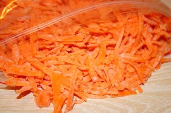 Натертая замороженная морковь