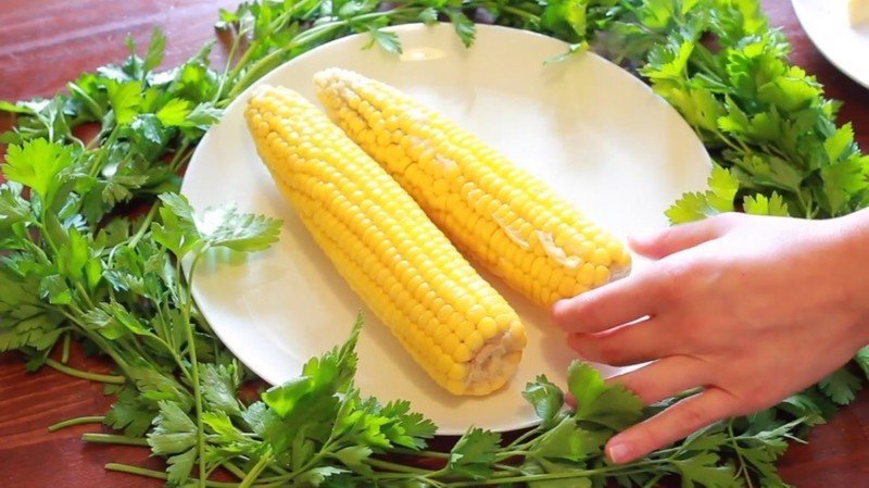 Кукуруза в белой тарелке